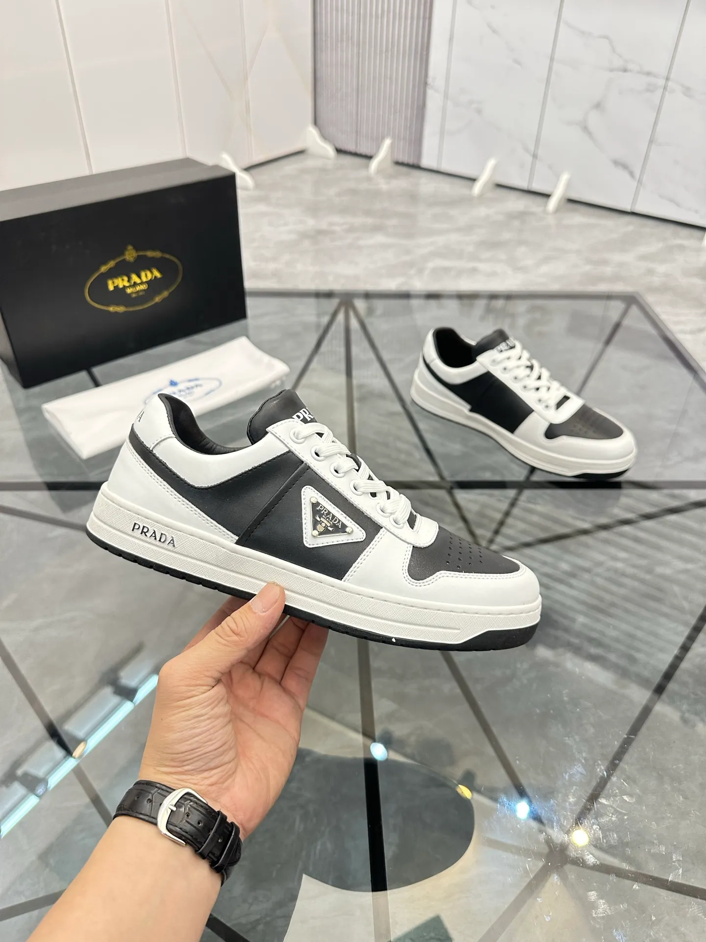 Men's shoes: 💰P400¥ Product trademark: Prada *"Prada*" low-top casual shoes Regular size: 38-44 (can be customized to 45) Product materials: imported cowhide upper, sheepskin lining, original outsole. Number: 020